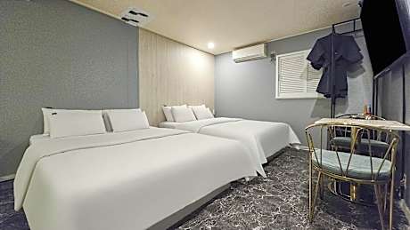Twin Bedroom with Private Bathroom