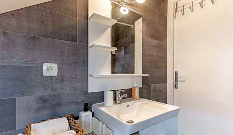 4pers 2lits 5 min aéroport Orly,navette et parking extra,location en nuit et jourChez Sandro,