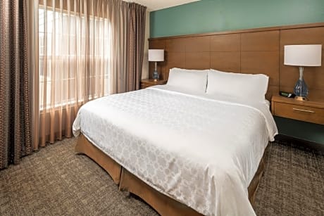 Queen Studio Suite with Hearing Accessible Roll in Shower - Non-Smoking