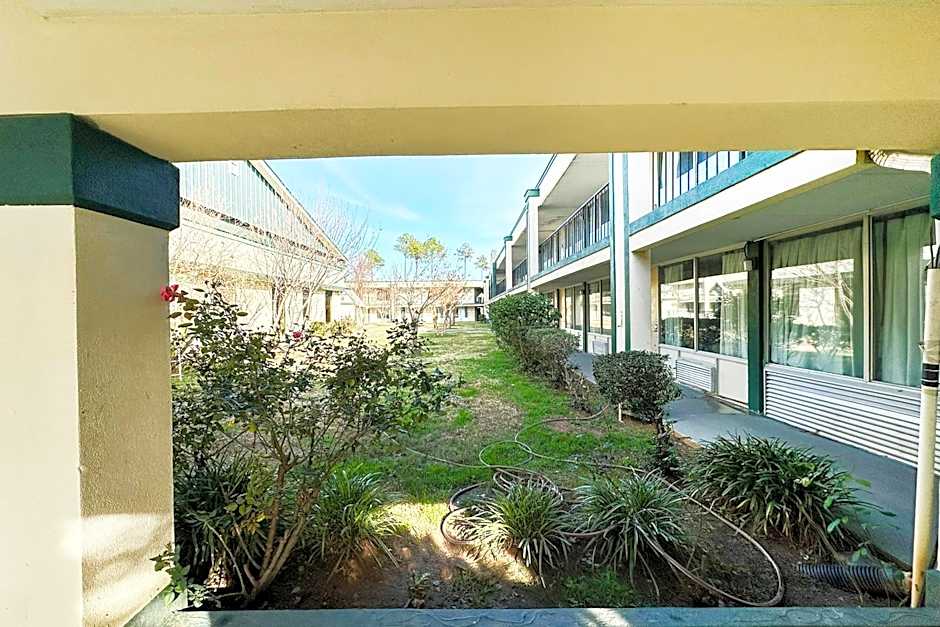 Super Inn & Suites by OYO Milledgeville