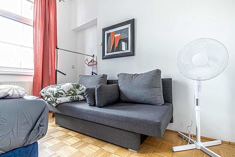 Near Schönbrunn - Economy Rooms in Shared Apartment at Meidling Train Station