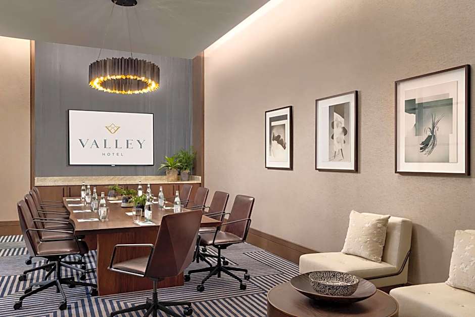 Valley Hotel Homewood Birmingham, Curio Collection by Hilton