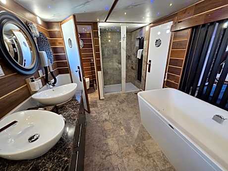 Deluxe Suite with Spa Bath