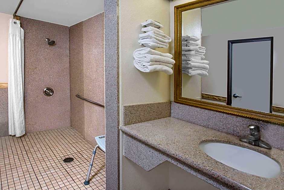 Travelodge by Wyndham Costa Mesa Newport Beach Hacienda