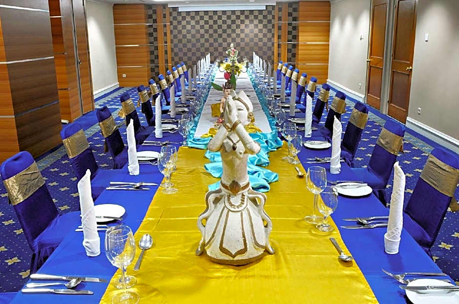 Surabaya Suites Hotel Powered by Archipelago