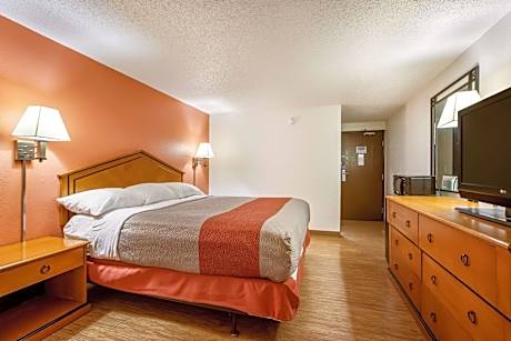 Deluxe King Room - Non-Smoking
