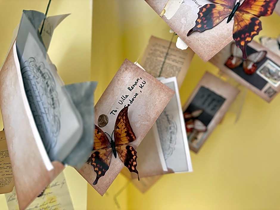 Poet's Theme Room, Free Parking