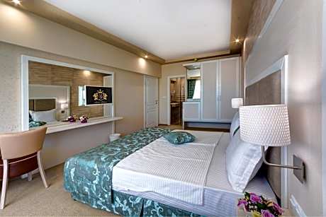 Junior Suite with Balcony (2 Adults + 2 Children)