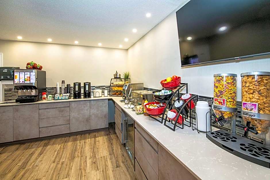 Econo Lodge Inn & Suites