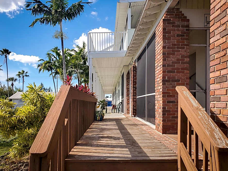 Captain's Table Hotel by Everglades Adventures