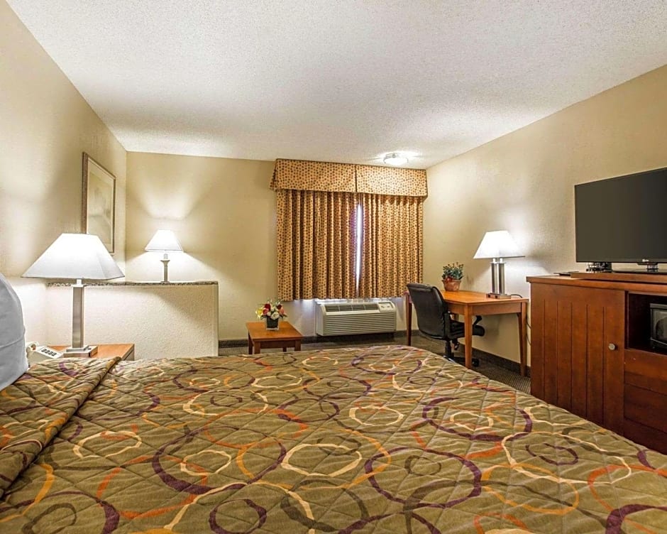 Rodeway Inn and Suites Bakersfield