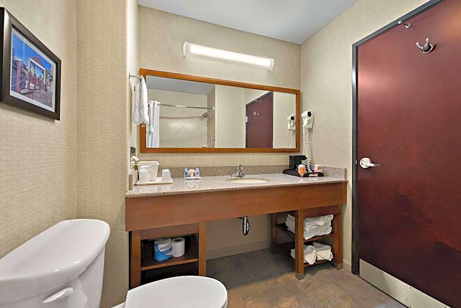 Comfort Inn & Suites Airport Convention Center