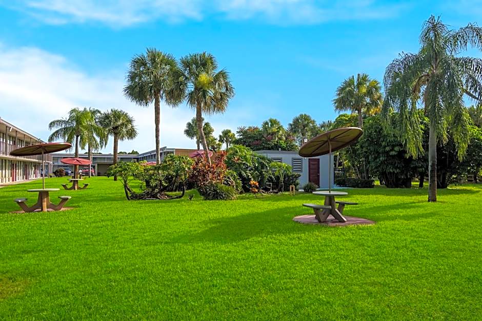 HomeTowne Studios by Red Roof Vero Beach - I-95