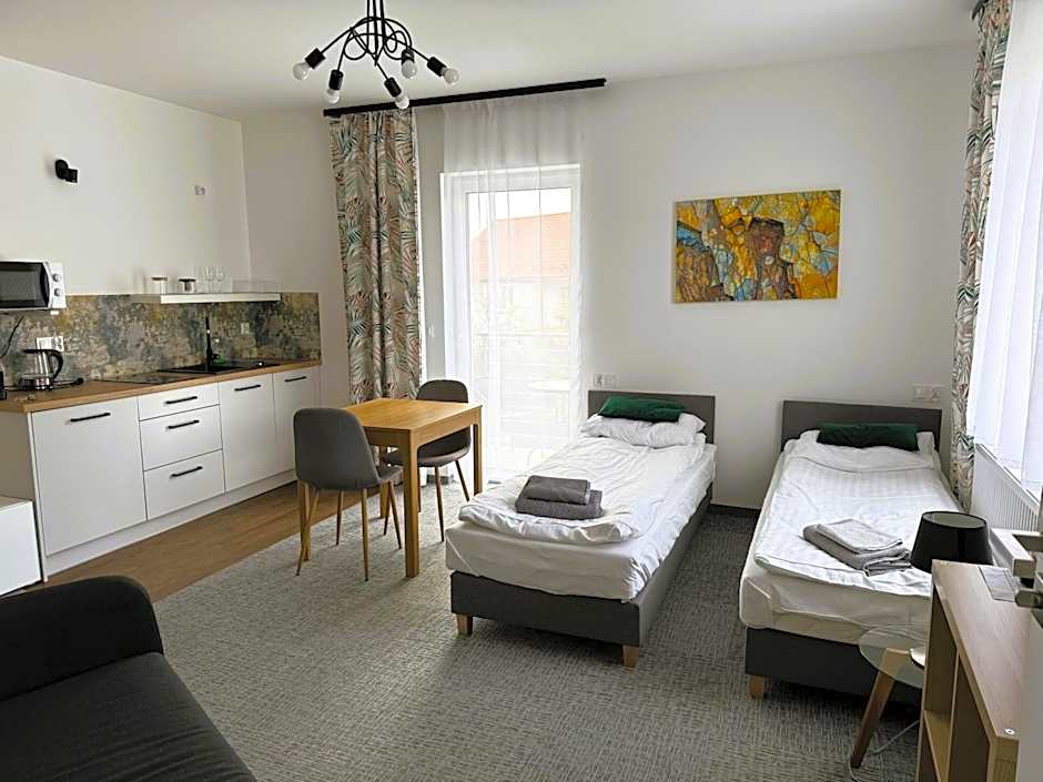 ApartamentyKudowa - Willa Pod Dębami z ogrodem i parkingiem,