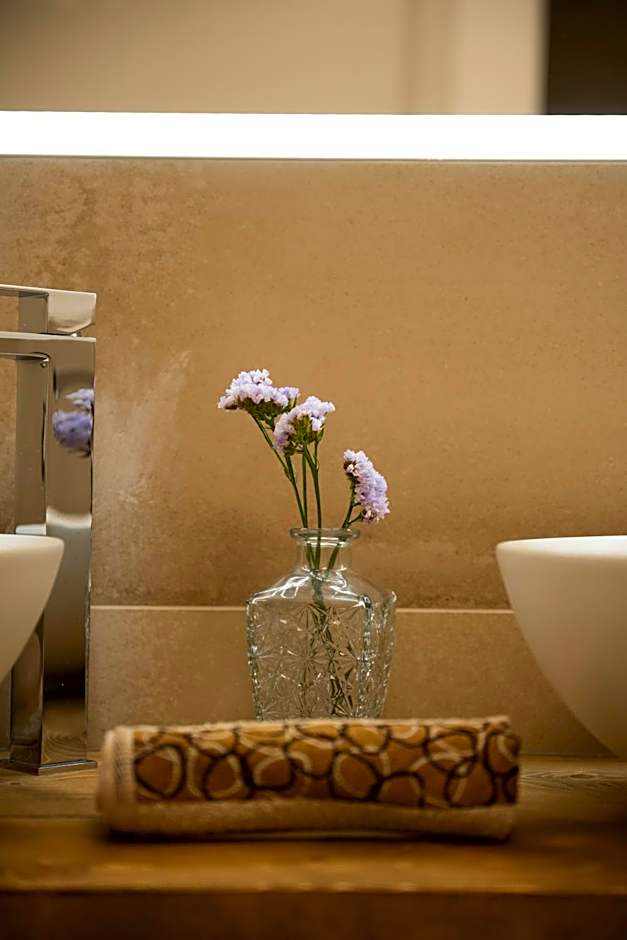 SnowLake Suite & Apartment