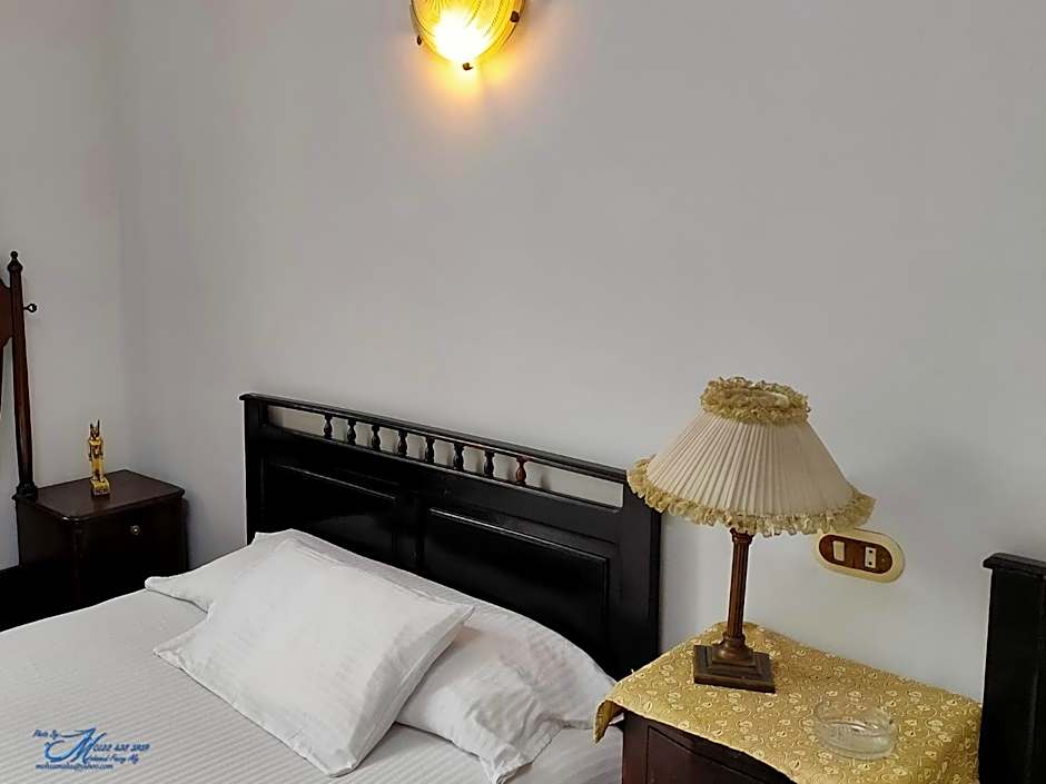 Triomphe Hostel