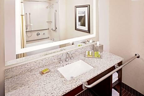 Two Double Beds Mobility/Hearing Access W/Tub