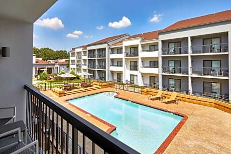 One-Bedroom King Suite with Sofa Bed, Adapted Tub and Courtyard View - Mobility and Hearing Accessible