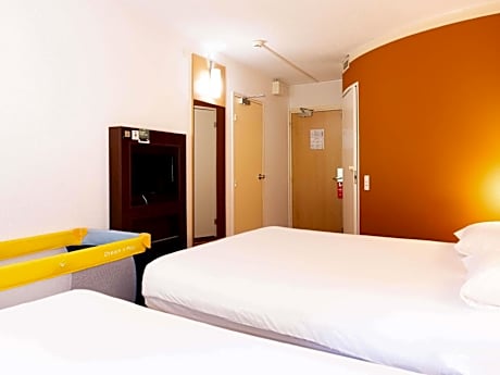 Standard Room with One Double Bed and One Single Bed