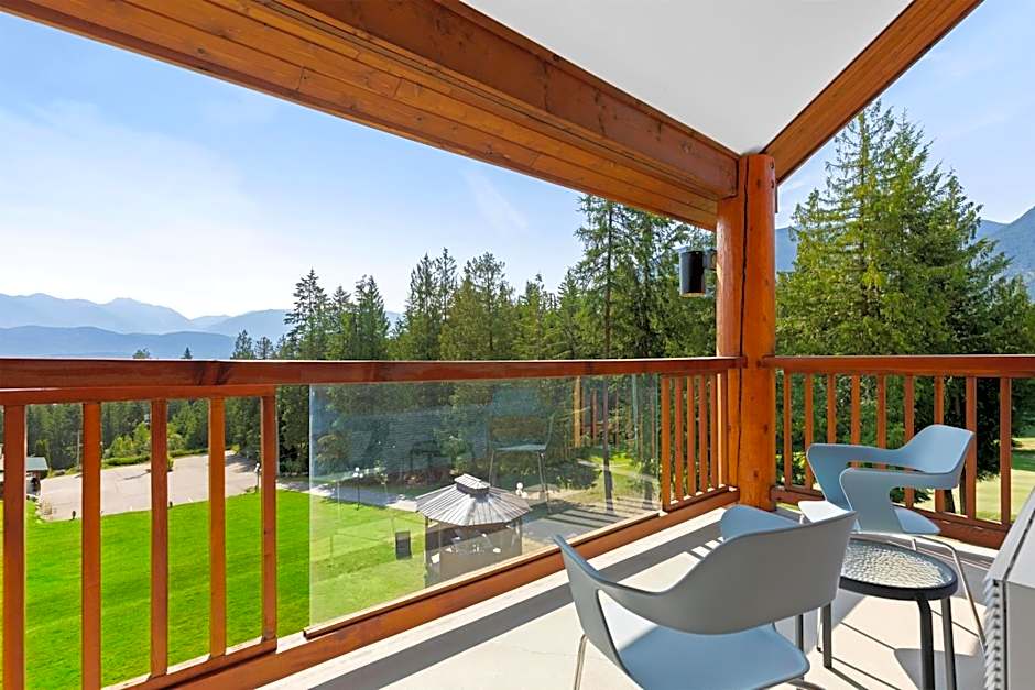 Photo 1 of 6 of 1 King Bed with Sofabed Suite, Lake View, Balcony