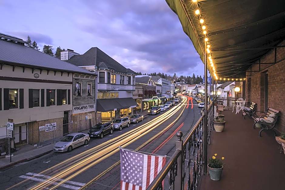 Historic Cary House Hotel
