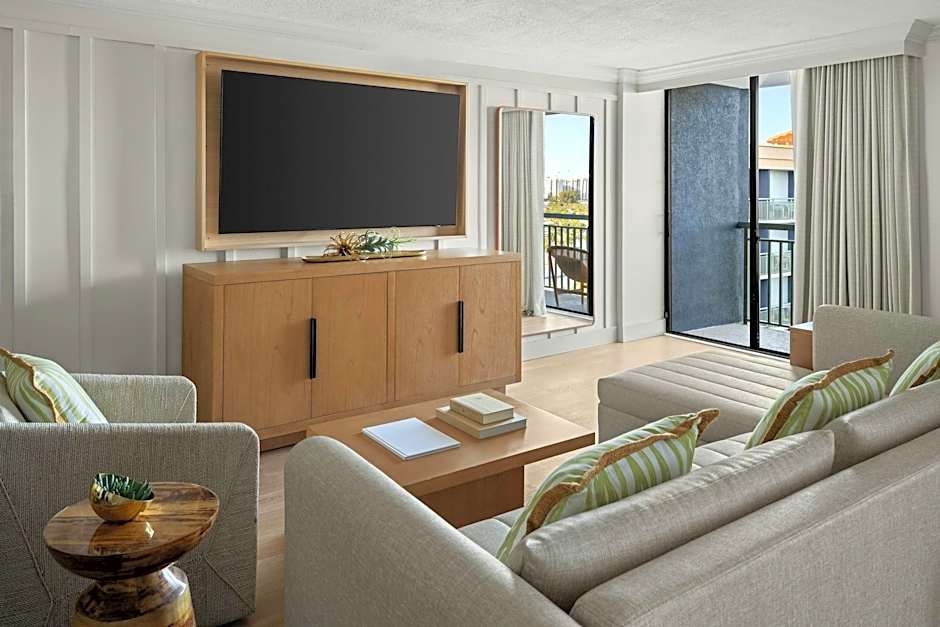 Photo 1 of 4 of Studio 1 King Bed with Sofabed Suite, Gulf View, Balcony, High Floor
