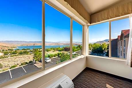 Larger King Room with Spa Bath and Panoramic View - Non-Smoking