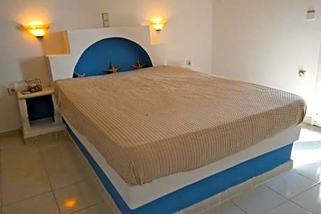 Manolis Studios
