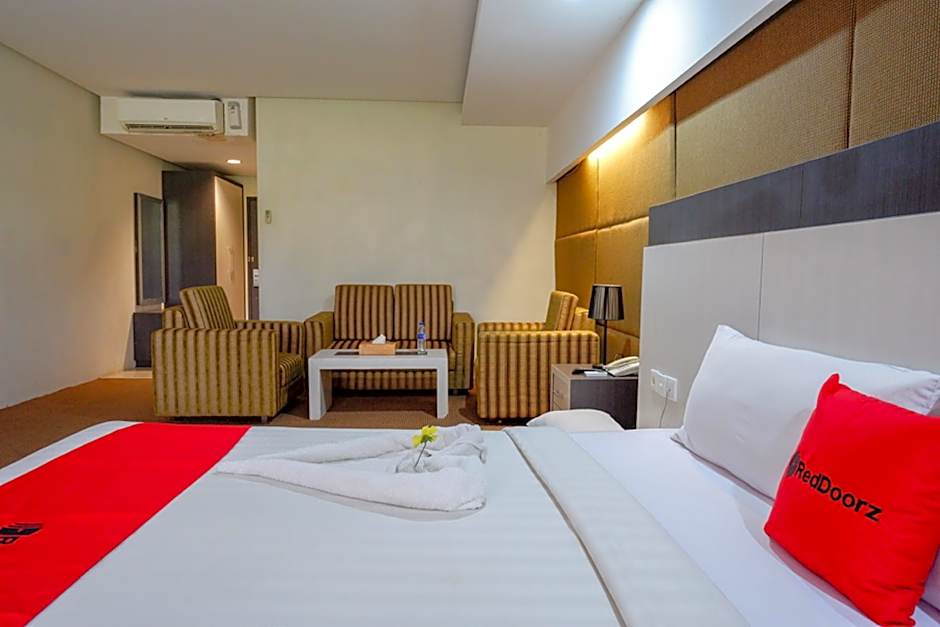 RedDoorz Plus near Hotel Benua Kendari