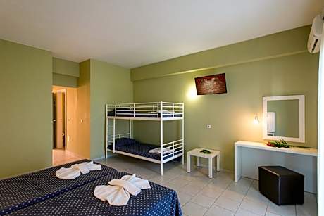 Family Room (2 Adults + 2 Children) - Split Level