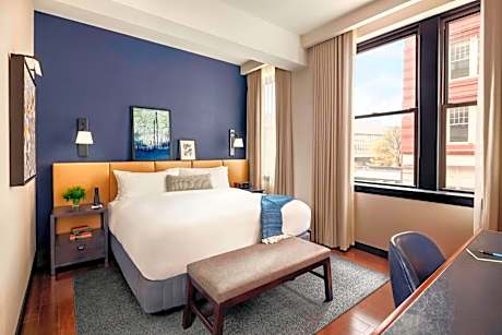 Deluxe Guest Room, 1 King Bed