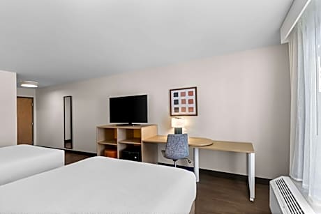 2 Queen Mobility/Hearing Accessible Bathtub