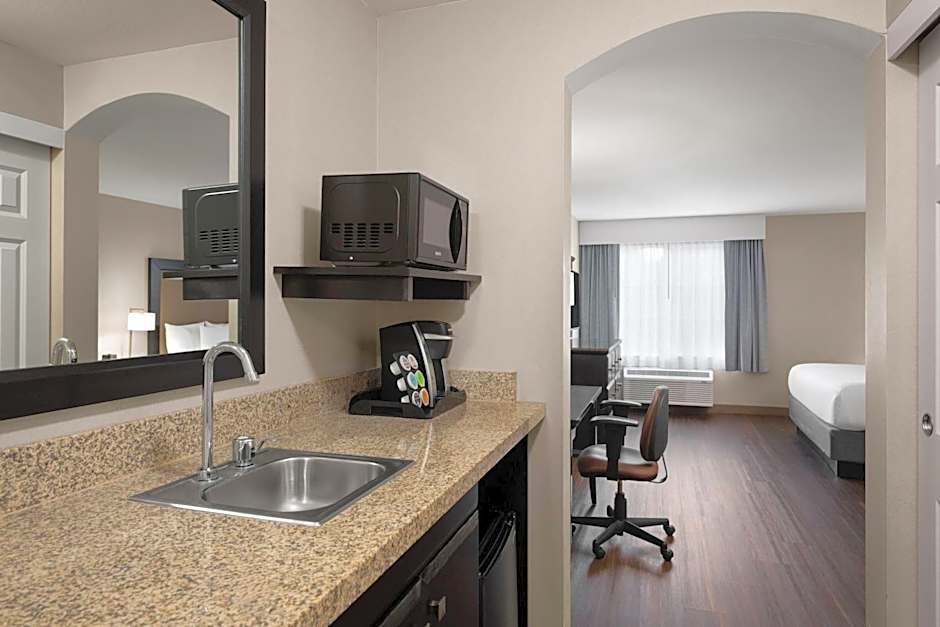 Photo 1 of 3 of Executive 1 King Bed, Bathtub