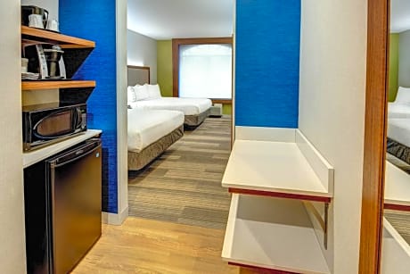 Standard Queen Room with Two Queen Beds and Mobility Accessible Tub
