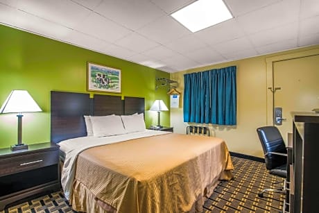 1 King Bed, Nonsmoking