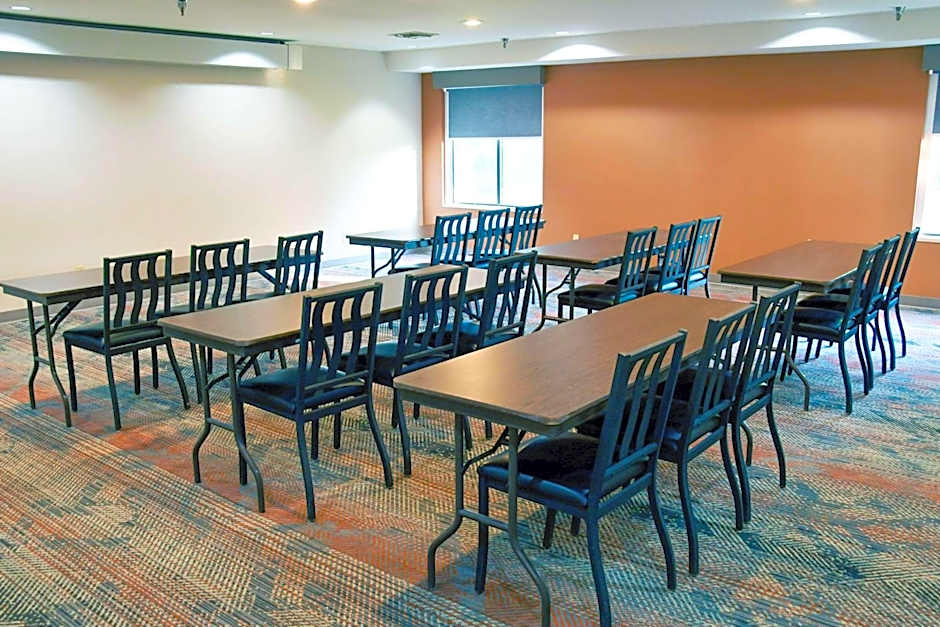 Comfort Inn & Suites NW Milwaukee