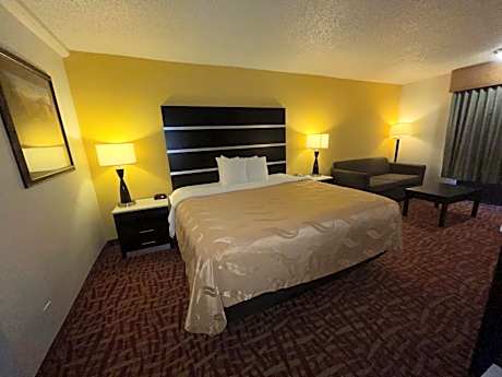 King Room - Accessible/Smoking