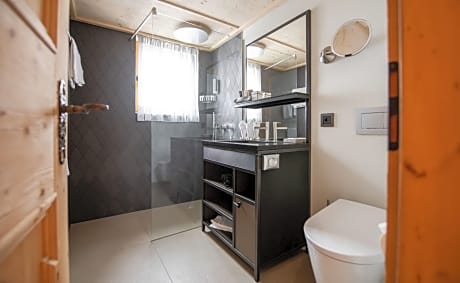 Double Room Chalet Style (1 Queen Bed)