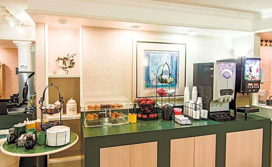 La Quinta Inn & Suites by Wyndham Indianapolis Airport Lynhurst