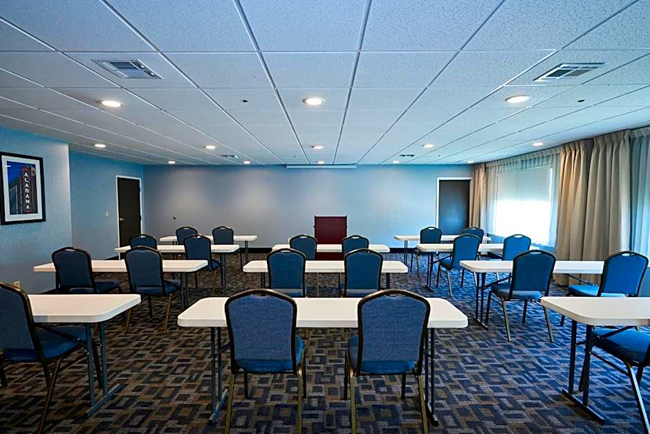 Holiday Inn Express & Suites Birmingham South - Pelham By IHG