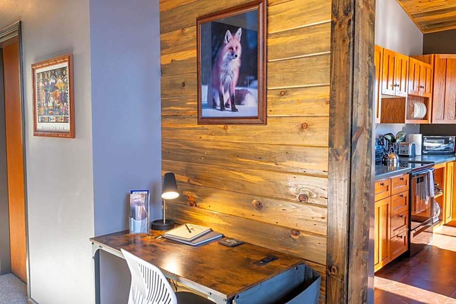 Bison Lodge - Lg Home - 2 bedrooms - less than 5 miles to Yellowstone North Entrance, Sleeps up to 8