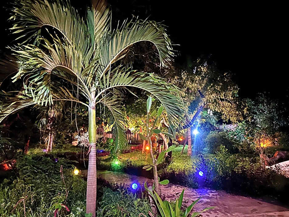 Tropinest bungalows & hostel