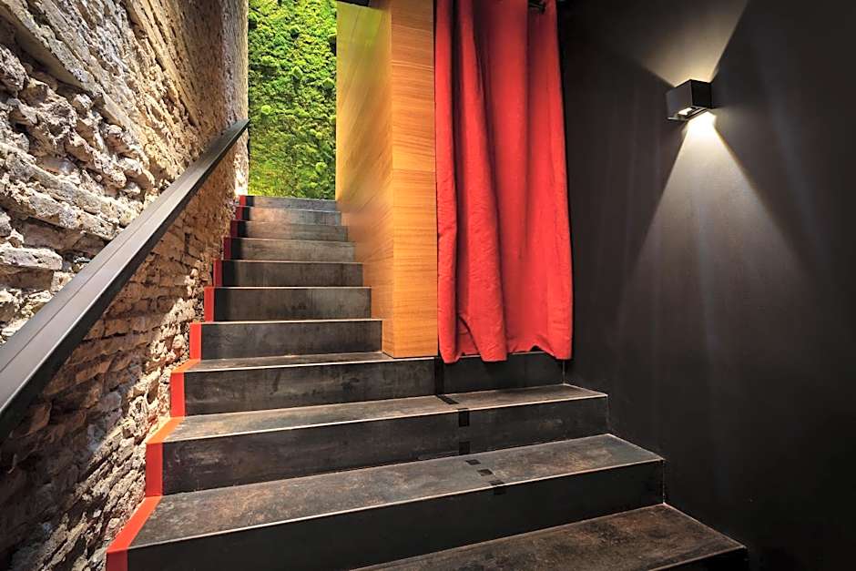 The Black Boutique -- Turistea Suites