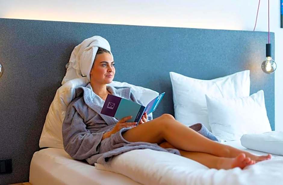 Wellness und Brunch Hotel MorgenZeit beheizter Naturpool mit Sandstrand Genuss Frühstück bis 13 Uhr Hochkönig Sommercard