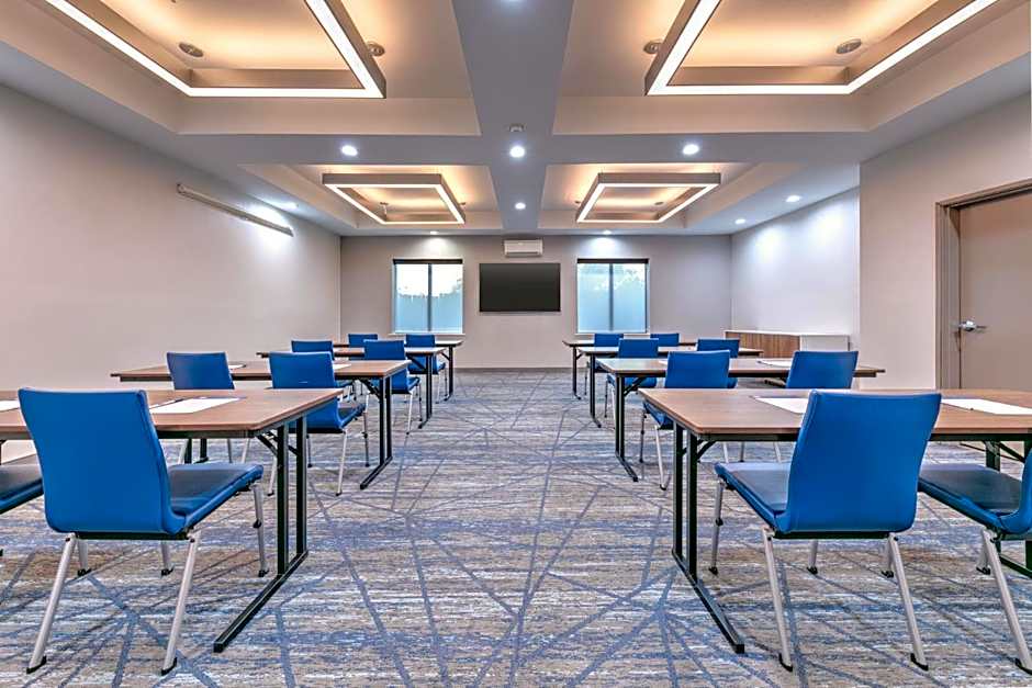 Holiday Inn Express Hotel & Suites Winnie By IHG