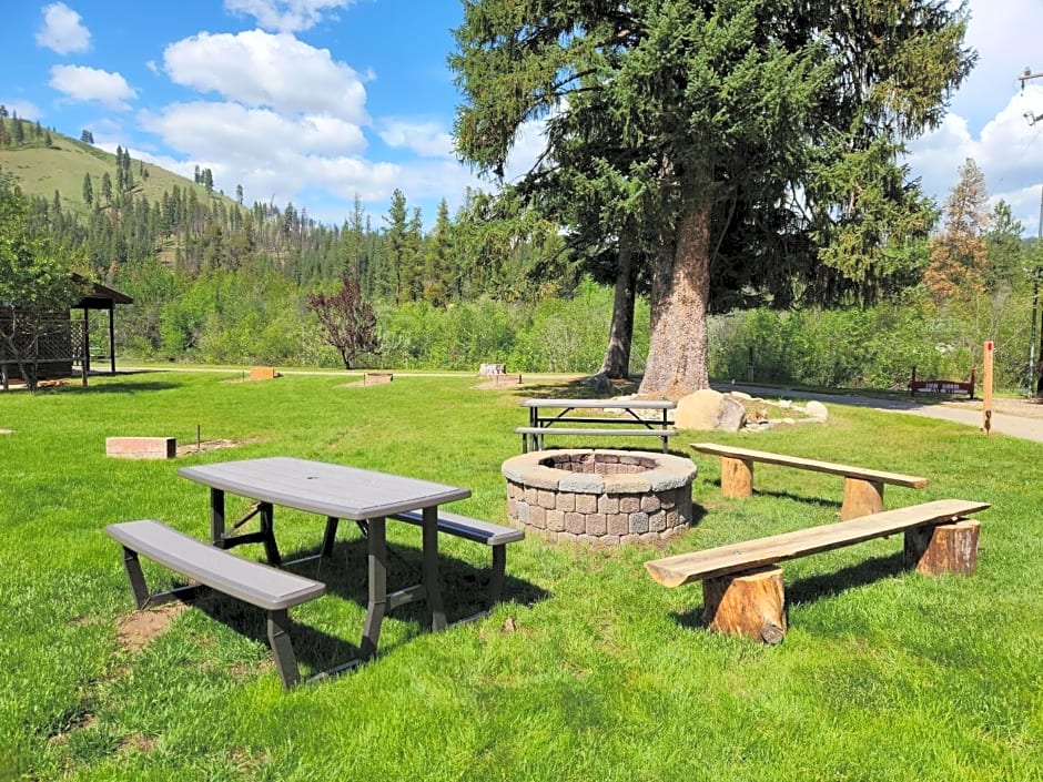 Southfork Lodge - Riverside Inn