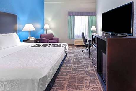Deluxe King Suite with Bathtub - Mobility Accessible/Non-Smoking