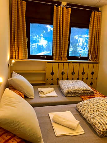 Standard Twin Room with Shared Bathroom