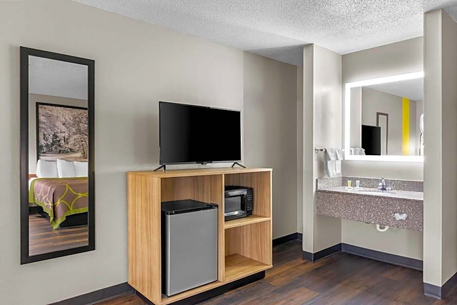 Super 8 by Wyndham Evansville East