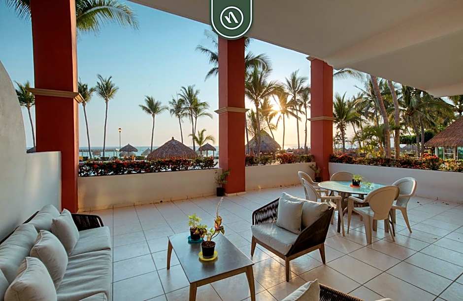 Mexican Styled 2 BR Condo - Beachfront - Pool